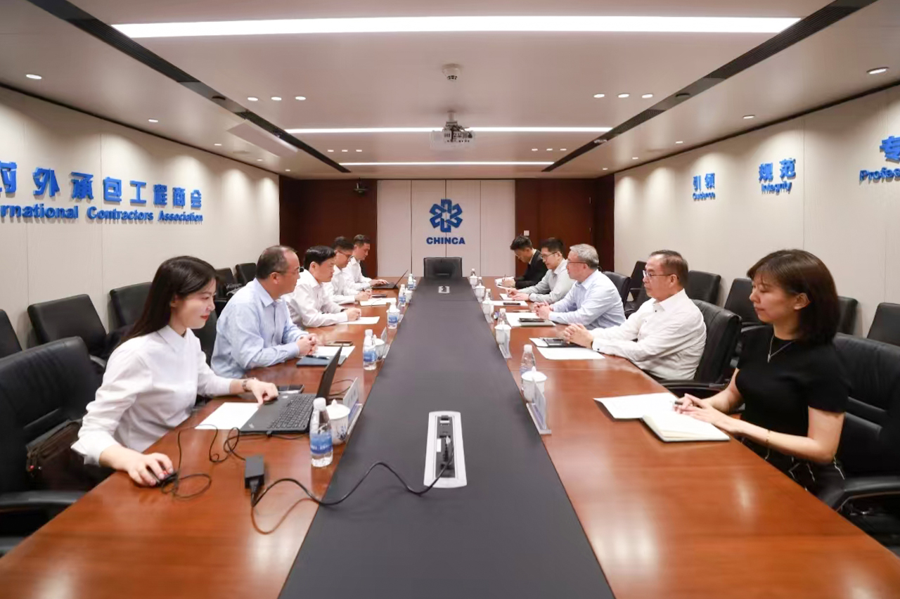 李立新會(huì)見對外承包工程商會(huì)會(huì)長房秋晨
